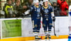 Die EV Lindau Islanders (v. li. Andreas Farny und Marc Hofmann) haben in der Eishockey-Oberliga Süd noch alle Chancen auf den Einzug in die Play-offs – ob direkt oder über die Pre-Play-offs.