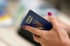 Ein ukrainischer Reisepass scheint bei Migranten aus anderen Ländern inzwischen begehrt zu sein.