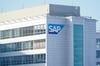 Ein Schild mit der Aufschrift „SAP“ hängt an einem Gebäude der Konzernzentrale des Softwareunternehmens SAP.