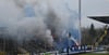 Kurz vor Spielbeginn: Fans von Waldhof Mannheim zünden Pyrotechnik.
