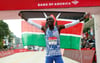 Kelvin Kiptum aus Kenia feierte seinen Weltrekordsieg beim Chicago-Marathon.