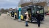 Seit Dezember sind die neuen Regionalbusse im Kreis Lindau unterwegs. Unter anderem soll der Stundentakt den Nahverkehr attraktiver machen. Doch insbesondere Schüler sind enttäuscht und kritisieren die neuen Fahrpläne.