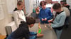 Die Kinder versuchen, eine möglichst große Energiekette auzulösen. Dafür stellen sie mit verschiedenen Materialien eine Art Parcours her.