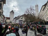 Trotz des tödlichen Unfalls eines ihrer Mitglieder ist der Fanfarenzug Weißenau beim Narrensprung in Ravensburg dabei gewesen. Im Gedenken an den jungen Mann trugen die Musiker eine schwarze Binde am Arm.