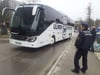 Rudolf Biehlmaier beobachtet die Ankunft des Ulmer Mannschaftsbusses.