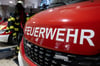 Ein Fahrzeug der Berufsfeuerwehr München mit der Aufschrift „Feuerwehr“ steht in der Fahrzeughalle.
