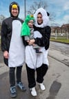 Papa Michael Matusek, seine als Pandabär verkleidete Frau Romina und die erst eineinhalb Jahre junge „Froschkönig“-Tochter Amelie sind gerne beim Kinderumzug in Gohren.