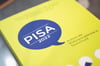 Bei der Vorstellung der Pisa-Studie 2022 in der Bundespressekonferenz liegt ein Exemplar der Studie.