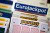 Lottoscheine mit der Aufschrift „Euro Jackpot“ liegen in einer Lotto-Annahmestelle.