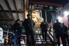 New Yorker Polizisten stehen nach Schüssen an der U-Bahn-Station Mount Eden Avenue im New Yorker Stadtbezirk Bronx Wache.