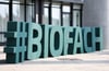 Der Hashtag "#BIOFACH" ist am Eingang zur Naturkostmesse Biofach 2022 in einzelnen Großbuchstaben dargestellt.