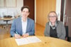Landrat Mario Glaser unterzeichnet mit der Gleichstellungsbeauftragten Sigrid Arnold die gemeinsame Erklärung gegen Sexismus und sexuelle Belästigung.