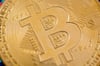 Die Kryptowährung Bitcoin knackte am Montagabend erstmals seit Ende 2021 wieder die Marke von 50.000 Dollar.