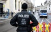Polizisten regeln vor Beginn der Sicherheitskonferenz 2023 die Zufahrt zum Hotel Bayerischer Hof.