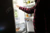 Der nächtliche Gang zum Kühlschrank kann fatale Folgen mitsichbringen, in mehrfacher Hinsicht.