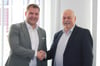 Bürgermeister Hans Rieger (rechts) gratuliert dem neuen Verbandsvorsitzenden Thomas Schelkle.