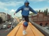 Lebensgefahr: S-Bahn-Surfer spielen Fussball auf fahrendem Zug