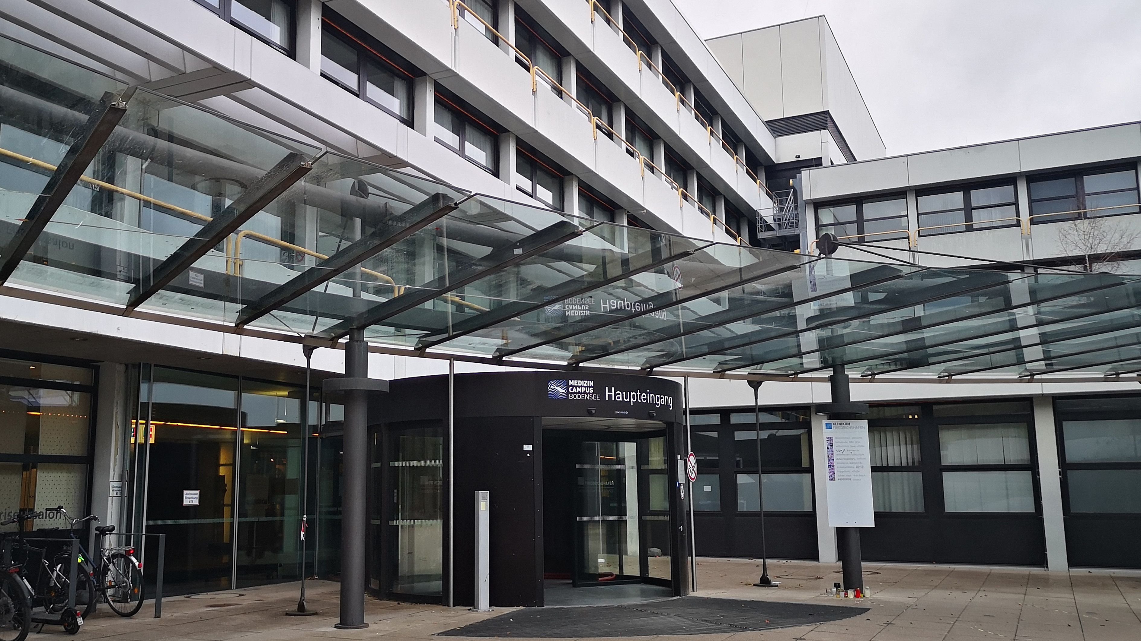 Chief physician is suing against termination by the Friedrichshafen Clinic