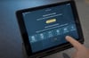 Smarte Geräte lassen sich einfach in Apps steuern und konfigurieren wie hier im Beispiel mithilfe eines Tablets.