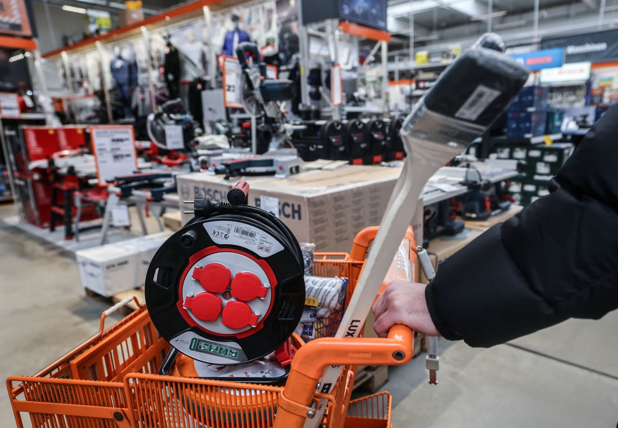 Verdächtiges DiebesDuo versteckt Waren im Baumarkt