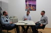Stephan Stitzenberger (Mitte) und Stefan Villing (rechts) im Gespräch mit Redaktionsmitglied Frank Czilwa.