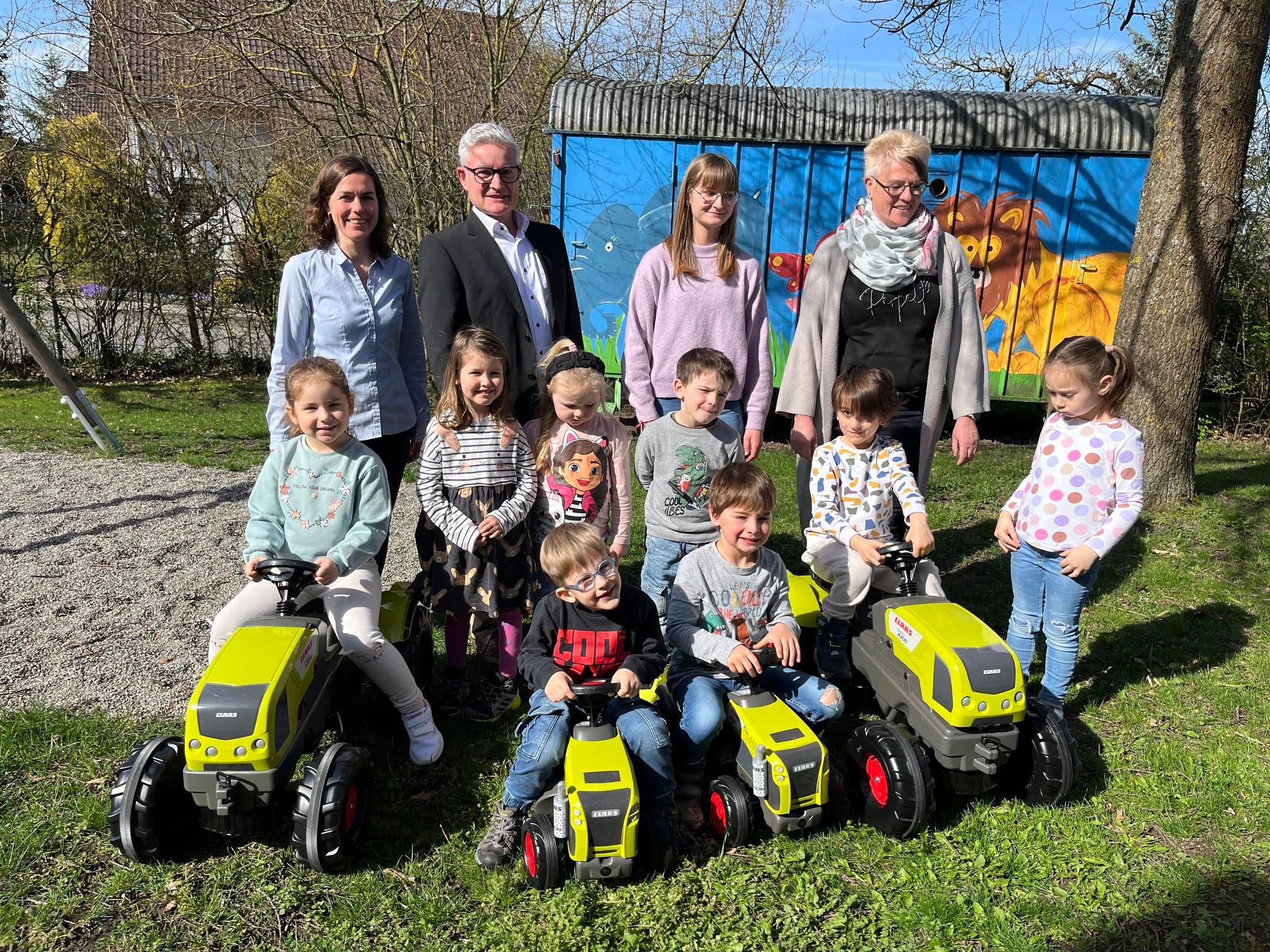 Neue Trettraktoren für Bad Saulgauer Kindergärten