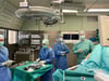 Nach nur zwei Jahren ist die Zusammenarbeit zwischen Sportklinik Ravensburg und OSK beendet. Die Ravensburger Chirurgen operieren künftig nicht mehr in Wangen. Das Bild entstand bei der ersten gemeinsamen OP im April 2022.
