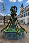 Osterdekoration schmückt den Balgheimer Marienbrunnen