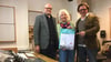 Im Regieraum, wo die Animationsfilme vertont wurden: (von links) Professor Olaf Taranczewski, KoKi-Vorsitzende Anke Weier und Professor Florian Käppler zeigen das Plakat für „KoKi Speziale“ am 25. April.