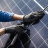 Mitarbeiter der Firma Sontec GmbH montieren Photovoltaikmodule auf dem Dach eines Wohnhauses. Am 14. Oktober findet der Solarbranchentag Baden-Württemberg statt. Es geht darum, wie der Südwesten den Photovoltaikausbau vorantreiben kann. Veranstalter sind die Branchenvereinigung Solar Cluster Baden-Württemberg und das Umweltministerium.