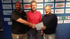 Martin Braun (Mi.), hier mit Teammanager Alexander Heumann (li.) und Sportvorstand Klaus Moosmann, übernimmt in der kommenden Saison das Traineramt beim FV Ravensburg.