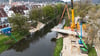 Der Rathaussteg von oben: Halbe Brücke über der Donau eingesetzt