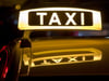 Männer schlagen Taxifahrer nieder: Einer flüchtet mit Taxi