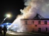 Historische Mühle brennt ab: Hoher Schaden und zwei Verletzte
