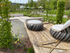 Hier steht ästhetisches Recycling im Vordergrund und zeigt beeindruckend dieses Holzdeck aus heimischen Hartholz.