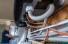 PRODUKTION - 10.05.2024, Sachsen, Leipzig: Matthias Gehling, Vorstandsmitglied der Energiegenossenschaft Leipzig, steht neben den Wechselrichtern einer Photovoltaikanlage. Die Anlage der Energiegenossenschaft ist auf dem Dach des Hupfeld Centers in Leipzig installiert. Die Bürgerenergie Landkreis Leipzig, eine neue Niederlassung der Energiegenossenschaft Leipzig eG, engagiert sich seit diesem Jahr für den Ausbau erneuerbarer Energien in der Region und fördert den Bau von Photovoltaikanlagen und Windrädern, um kommunalen Strom im Landkreis Leipzig herzustellen. Foto: Hendrik Schmidt/dpa +++ dpa-Bildfunk +++