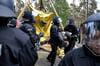 Protest gegen Tesla: Polizei schützt Fabrik mit Großaufgebot