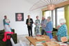 Im Wohnzimmer des Gästehauses My Resilia begrüßten Emmanuel Frank und Sabine Köberle (Bildmitte) die Besucher des Europatags. Im Hintergrund Wolf Nkole Helzles Installation „Face(s) of Europe“.