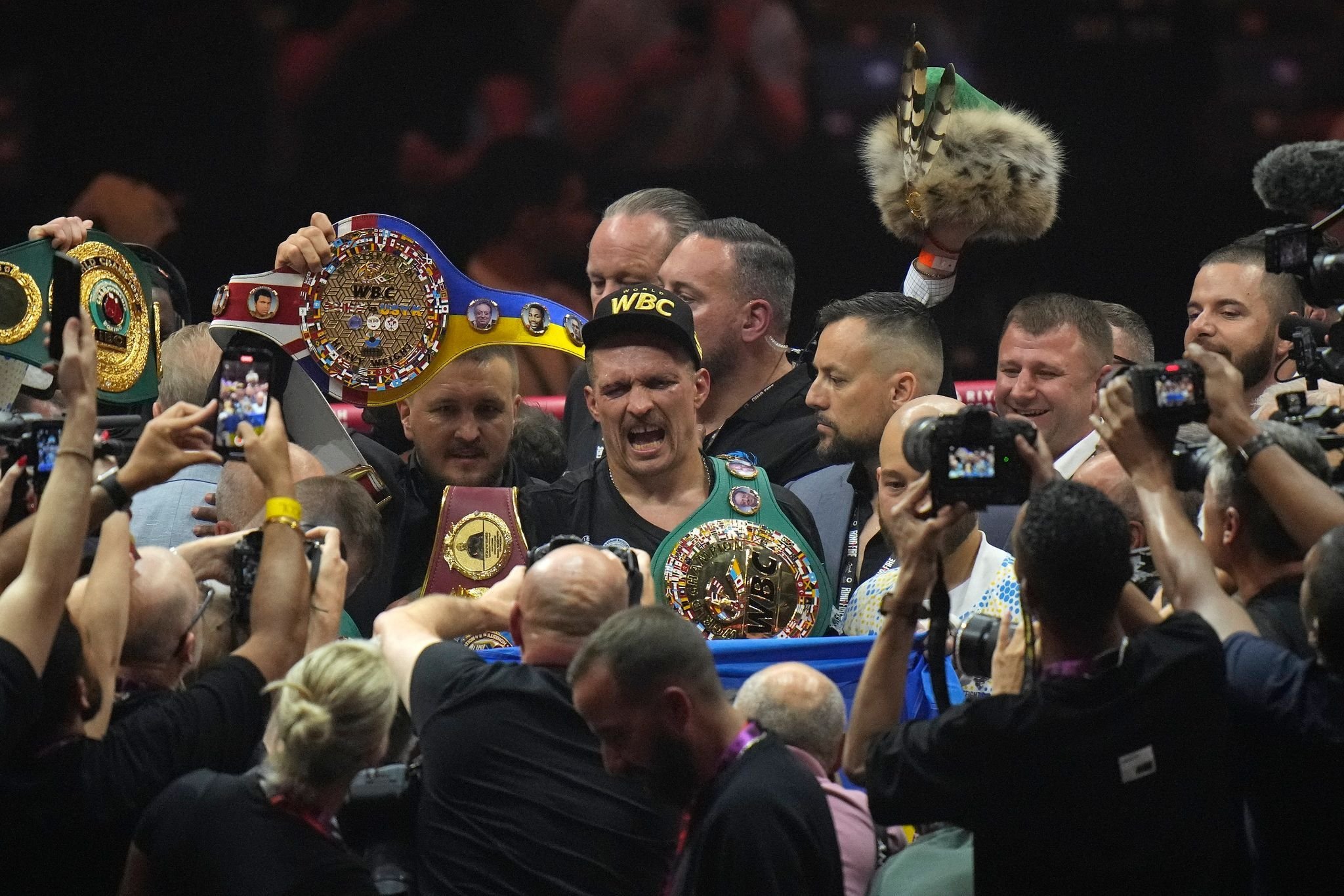 Heavyweight title duel: skilled boxer Usyk defeats Fury