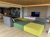 Die Holzakustikpaneele fügen sich elegant in den Wohnraum ein und schaffen einen absoluten Blickfang an der Wand hinter dem TV Lowboard.