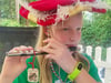 Heimatfestbändel zeigt Flötenspielerin des Schülerspielmannszugs