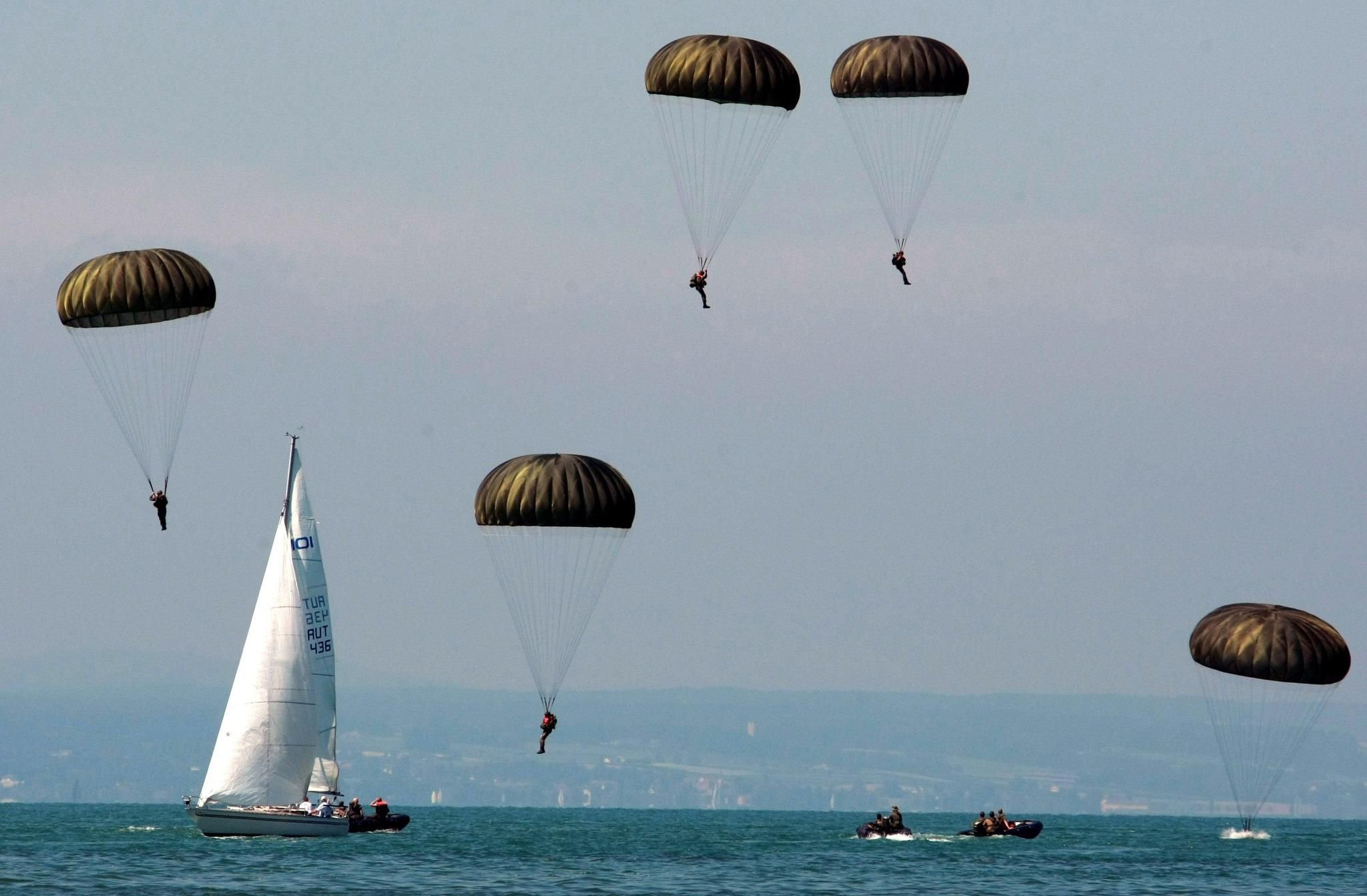 Übung Der Bundeswehr: Fallschirmspringer In Friedrichshafen