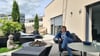 Frau Schmidt auf ihren neuen Loungemöbeln auf ihrer neuen Dachterrasse.