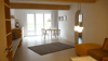 Der alte Bauernhof erstrahlt in neuem Glanz, aber behält seinen altertümlichen Charme mit der Verwendung natürlicher und warmer Materialien wie Holz.