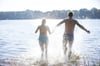 Nach dem Badespaß kommt der Juckreiz? Verursacher einer Badedermatitis sind Zerkarien, die sich im Sommer vor allem in Seen mit bewachsenem Ufer aufhalten.