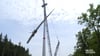 Schon mal ein Windrad ohne Rotorblätter gesehen? So sieht das aus. Der ganze Prozess, die drei Rotorblätter an der 166 Meter hohen Nabe zu montieren, ist aufwendig. Hier im Windpark Sulzbach-Laufen.