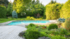 Pools und Schwimmteiche, sind im Garten- und Landschaftsbau nach wie vor sehr gefragt und bieten eine gelungene Kombination aus Luxus, Natur und Nachhaltigkeit.