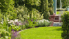 Sowohl mit Farben als auch mit der Hilfe einer bewussten Platzierung kleiner und großer Pflanzen mit unterschiedlichen Blütenfarben und -formen ist es möglich, Tiefe im Garten zu erzeugen.