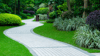 Ein weiteres zentrales Element der Gartenstruktur sind Wege und Plätze, die die Grundstruktur des Gartens bestimmen.