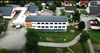 In Dietingen wird eine Schule aus den fünfziger Jahren energetisch saniert und schafft mit einem Anbau Platz für einen Kindergarten und eine Kinderkrippe. Dabei wird auf ökologische Baumaterialien gesetzt.
